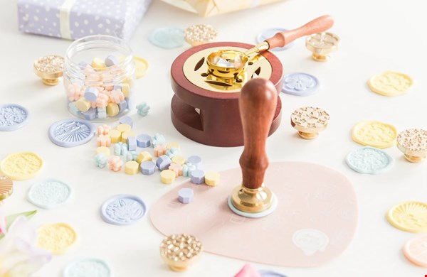 Creëer een unieke touch met een gepersonaliseerde waxstempel Creëer een unieke touch met een gepersonaliseerde waxstempel